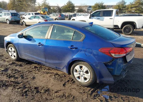 2017 Kia Forte Lx z USA, uszkodzony, nr VIN 3KPFL4A7XHE084884